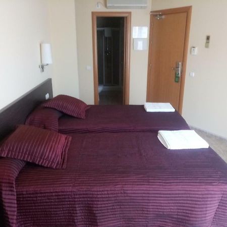 Hostal Sant Sadurni Sant Sadurní dʼAnoia Екстериор снимка