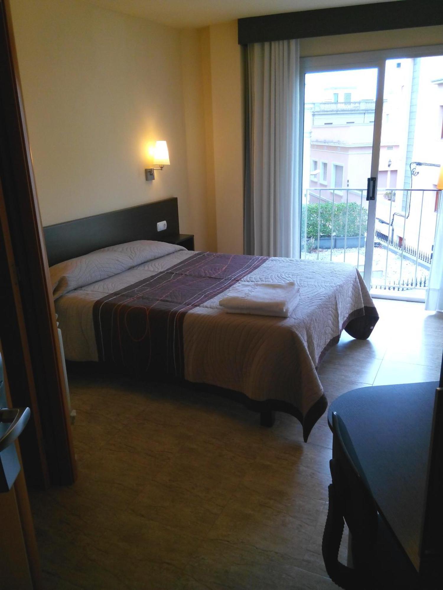 Hostal Sant Sadurni Sant Sadurní dʼAnoia Стая снимка
