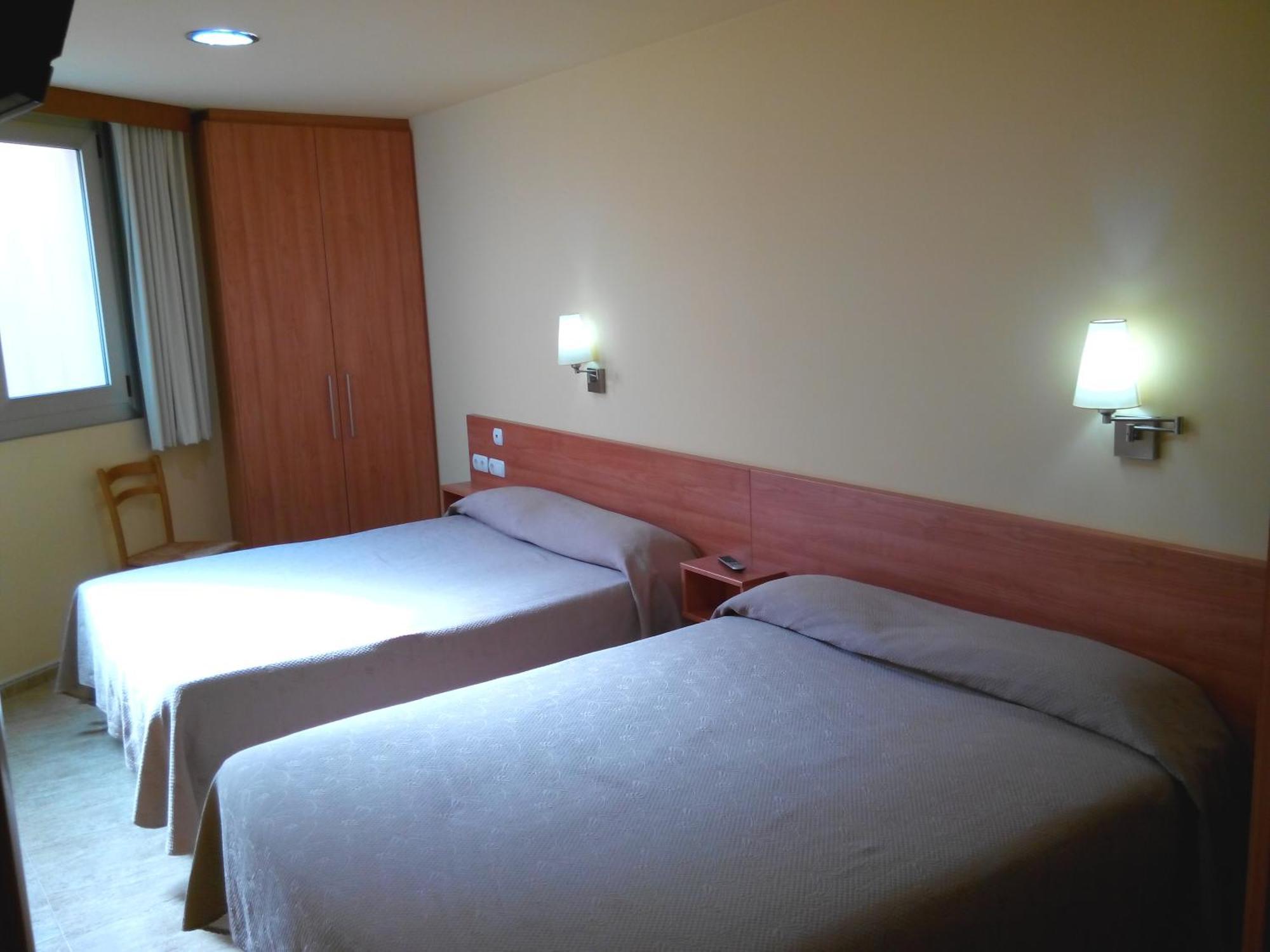 Hostal Sant Sadurni Sant Sadurní dʼAnoia Екстериор снимка