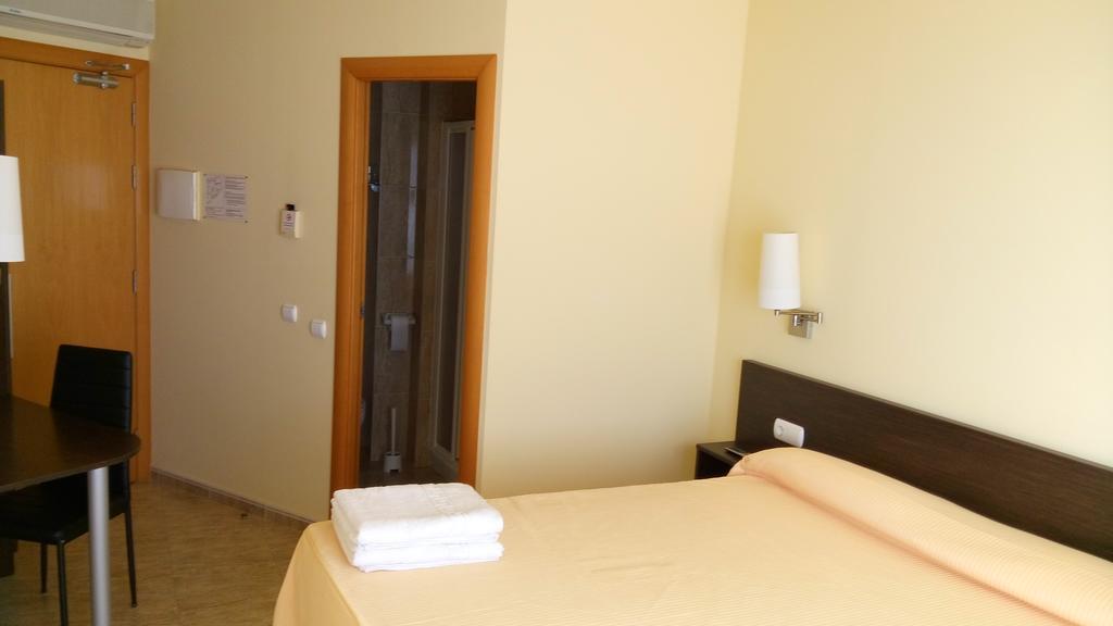 Hostal Sant Sadurni Sant Sadurní dʼAnoia Екстериор снимка