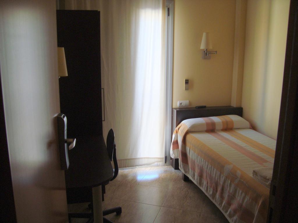 Hostal Sant Sadurni Sant Sadurní dʼAnoia Екстериор снимка