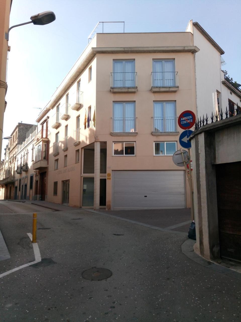Hostal Sant Sadurni Sant Sadurní dʼAnoia Екстериор снимка