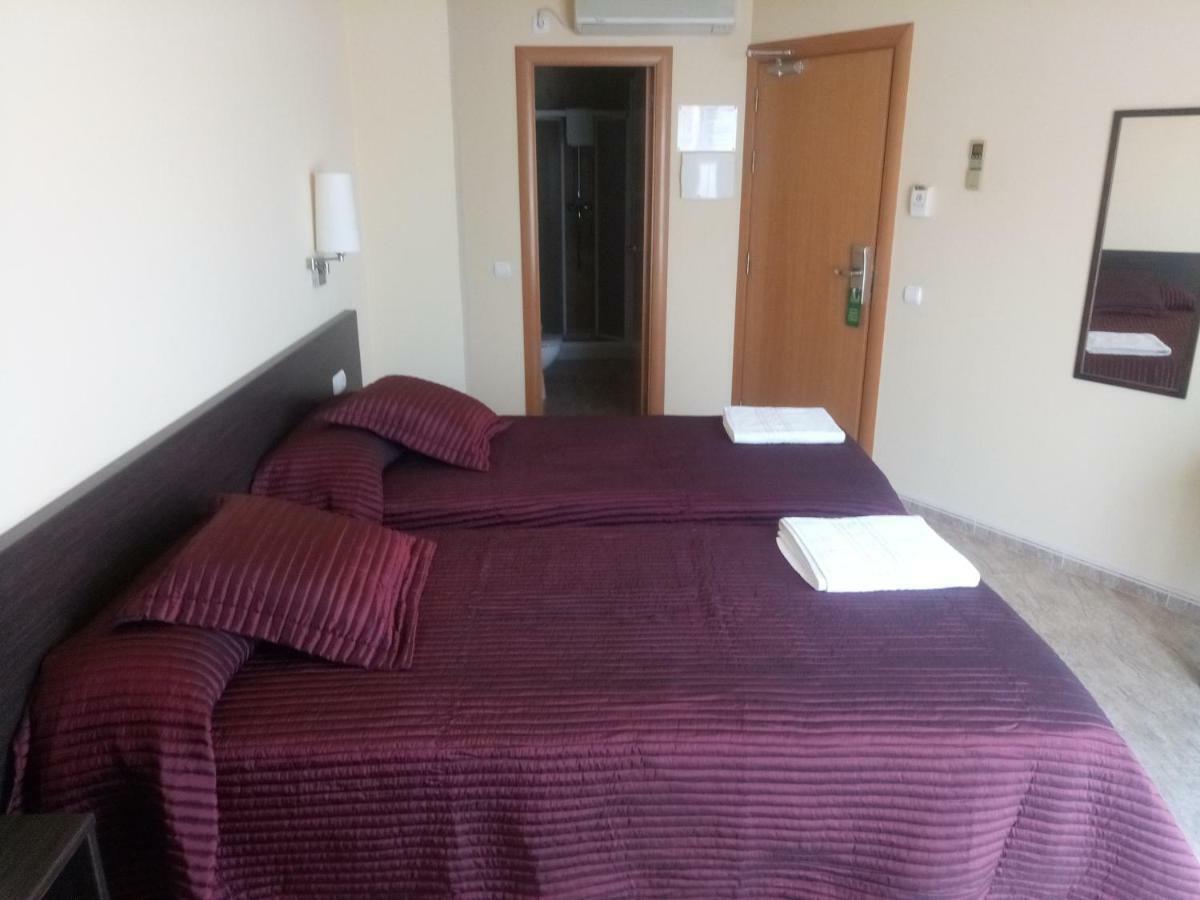 Hostal Sant Sadurni Sant Sadurní dʼAnoia Екстериор снимка